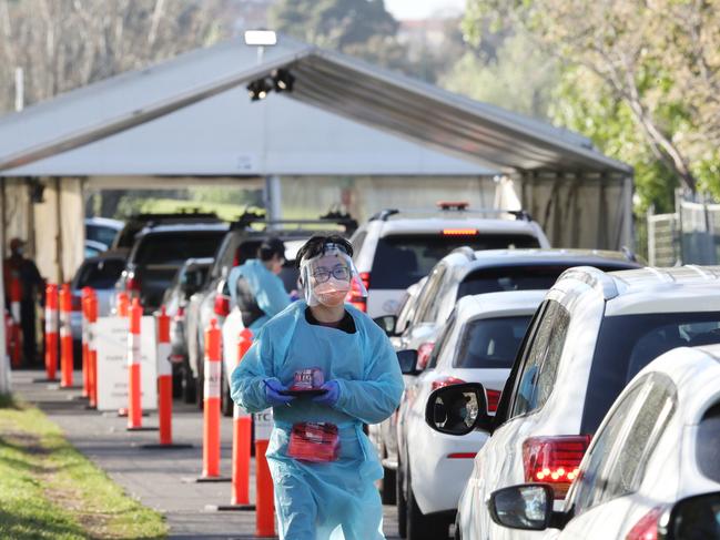 MELBOURNE, AUSTRALIA - NewsWire Photos, OCTOBER 6, 2021. Melbourne continues in a COVID-19 lockdown. People line up in their cars to be COVID tested at Albert Park. Picture: NCA NewsWire / David Crosling