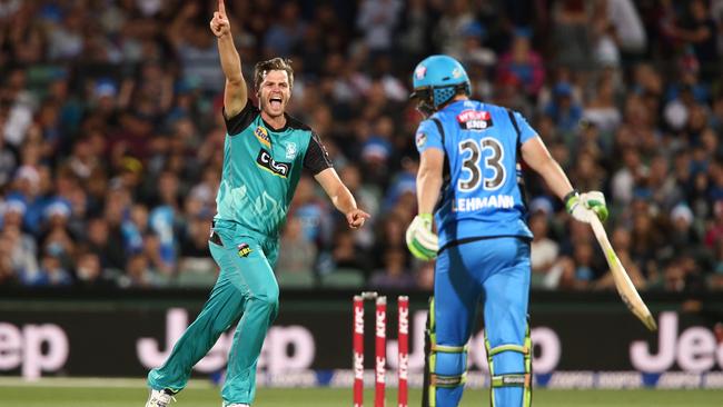 Mark Steketee bowls Jake Lehmann in the final over of the match.