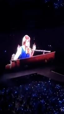 Taylor Swift fixes malfunctioning piano in the middle of show