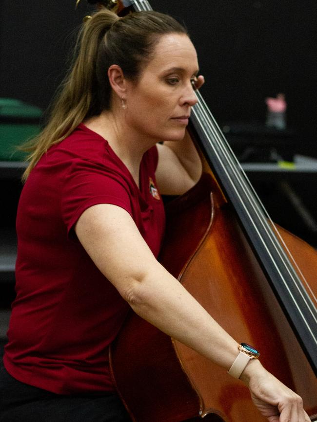 Nicole Strohfeldt is leading her section with the double bass.