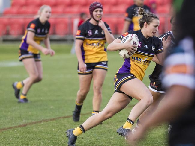 Gatton player Caitlin Nolan on the move. Picture: Kevin Farmer.