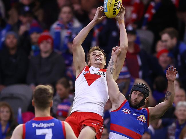 AFL Round 17. Western Bulldogs vs Sydney Swans at Marvel Stadium , Melbourne. 11/07/2021.   Sydneys Jordan Dawson marks during the 3rd qtr.    .  Pic: Michael Klein