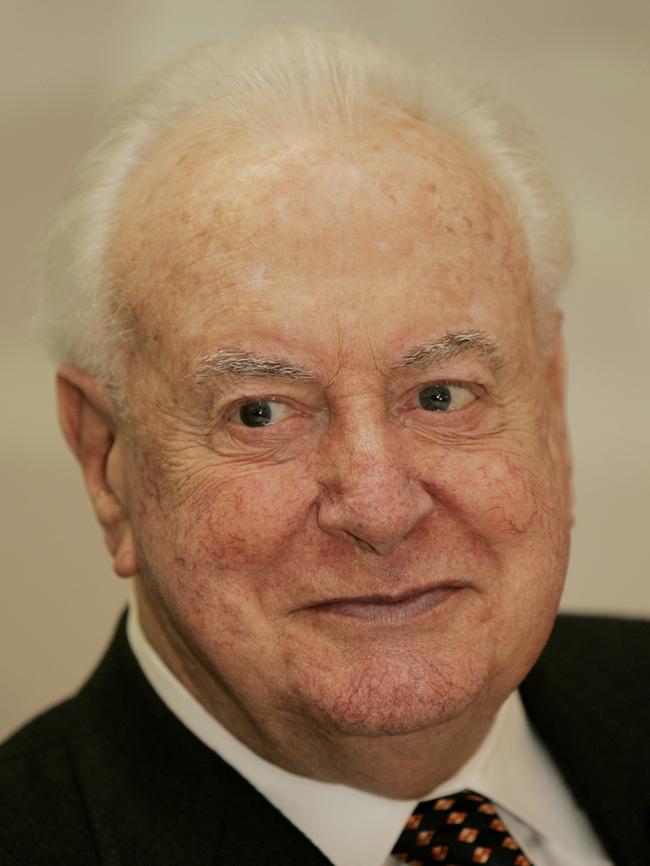 Former Aust prime minister Gough Whitlam at book launch in Sydney 07 Nov 2005.