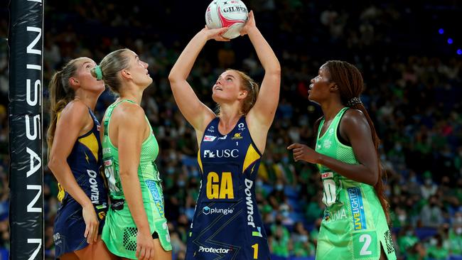 Steph Wood shoots in the Lightning’s Super Netball clash against the Fever. Photo: Getty Images