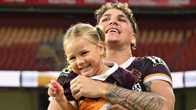 Reece Walsh with daughter Leila. Picture: Chloe Davis/NRL Imagery.