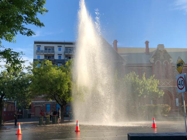 24/10/18 Burst water main on Flinders Street, Adelaide. Picture: Daniel Centofanti.