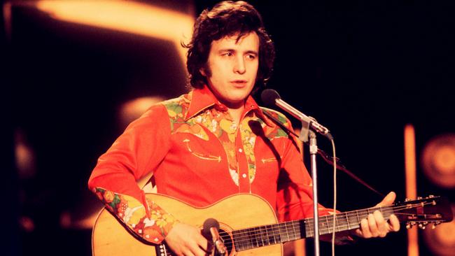 AMSTERDAM, NETHERLANDS - 15th FEBRUARY: American musician Don McLean performs live on stage at the Grand Gala in Amsterdam, Netherlands on 15th February 1974. (Photo By Michael Putland/Getty Images)