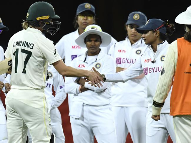 GOLD COAST, AUSTRALIA - OCTOBER 03: The team captains Meg Lanning of Australia and Mithali Raj of India declare a draw during day four of the Women's International Test Match between Australia and India at Metricon Stadium on October 03, 2021 in Gold Coast, Australia. (Photo by Albert Perez/Getty Images)