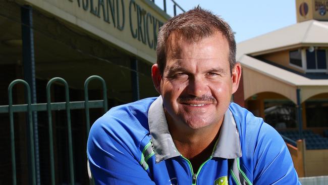 Matthew Mott has signed on to be the Southern Stars coach until 2020.