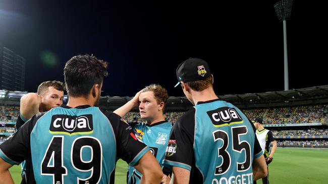 Brisbane Heat players at the Gabba on Thursday night with the affected light tower in the background. Picture: AAP 