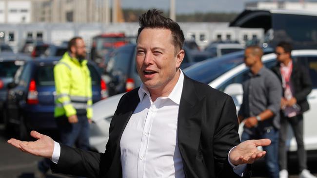 Tesla CEO Elon Musk gestures as he arrives to visit the construction site of the future US electric car giant Tesla, on September 03, 2020 in Gruenheide near Berlin (Photo by Odd ANDERSEN / AFP)