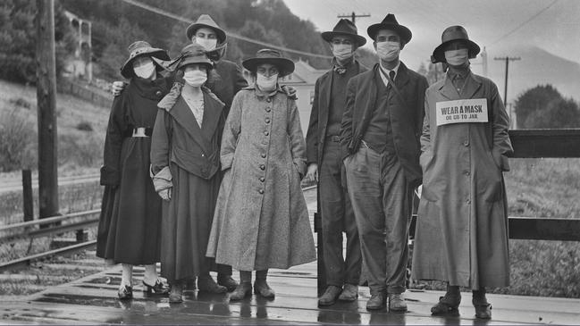 A masked group of people during 1918 Spanish flu pandemic.