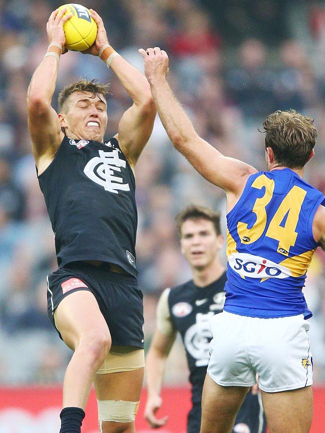 Patrick Cripps takes a strong grab.