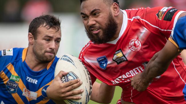 Macarthur Rugby League, First Grade: East Campbelltown Eagles centre Alapati Potifara takes on Campbelltown City at Waminda Oval. Pics by Julian Andrews.