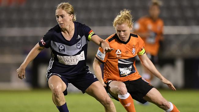 BRISBANE, AUSTRALIA - NOVEMBER 21: Natasha Dowie of the Victory controls the ball in front of Clare Polkinghorne of the Roar during the round two W-League match the between Brisbane Roar and the Melbourne Victory at Dolphin Stadium on November 21, 2019 in Brisbane, Australia. (Photo by Albert Perez/Getty Images)