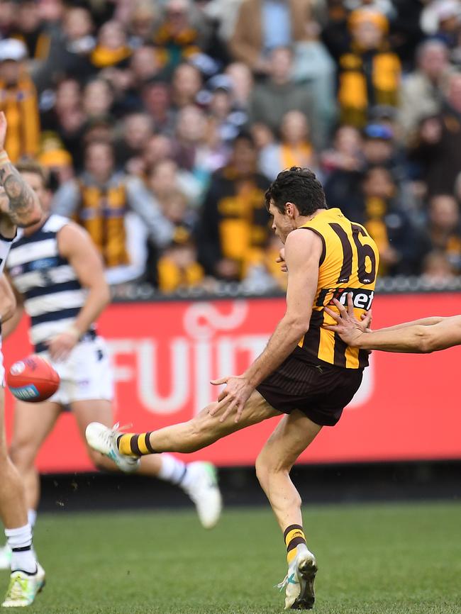 Isaac Smith kicks for goal in the dying seconds against the Cats in Round 17. Picture: AAP