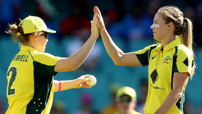 Alex Blackwell and Ellyse Perry during the Womens T20 international between Australia and India.