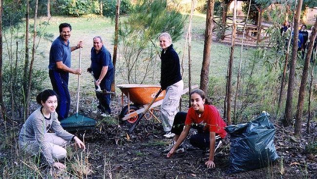 A picture from 2000 of an Eremeran working bee.