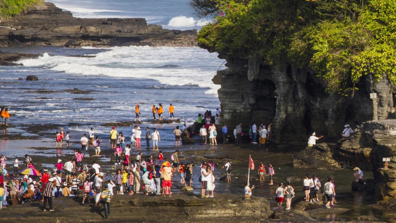 Bali’deki turistler için popüler sıcak nokta Tanah Lot Tapınağı’nda fotoğraf yasağı