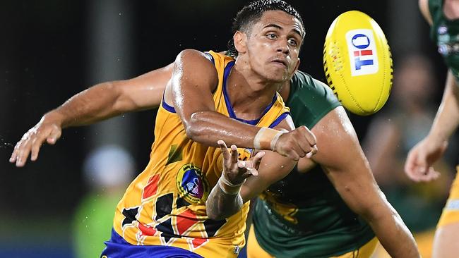 Wanderers’ Ronald Fejo Jr shows the speed and skill that won him the Round 4 Rising Star nomination. Picture: Felicity Elliott/AFLNT Media