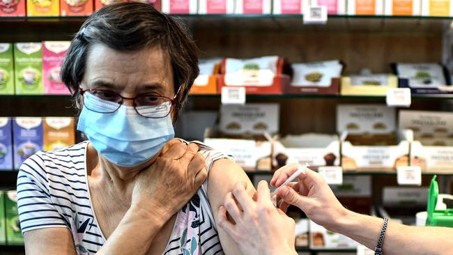 A woman receives a Covid-19 vaccine shot at a pharmacy in Paris on October 19, 2022. (Photo by Christophe ARCHAMBAULT / AFP)