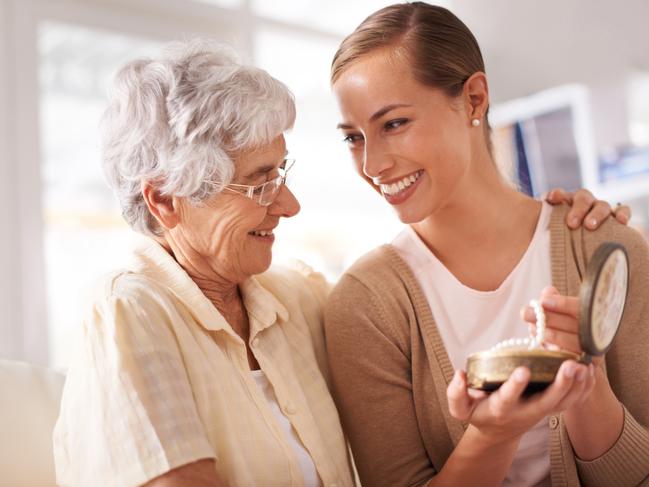 Cropped shot of a senior woman giving her daughter a pearl necklacehttp://195.154.178.81/DATA/i_collage/pi/shoots/785405.jpg