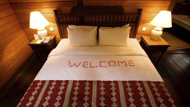 Welcome written in red flowers in cozy cabin suite