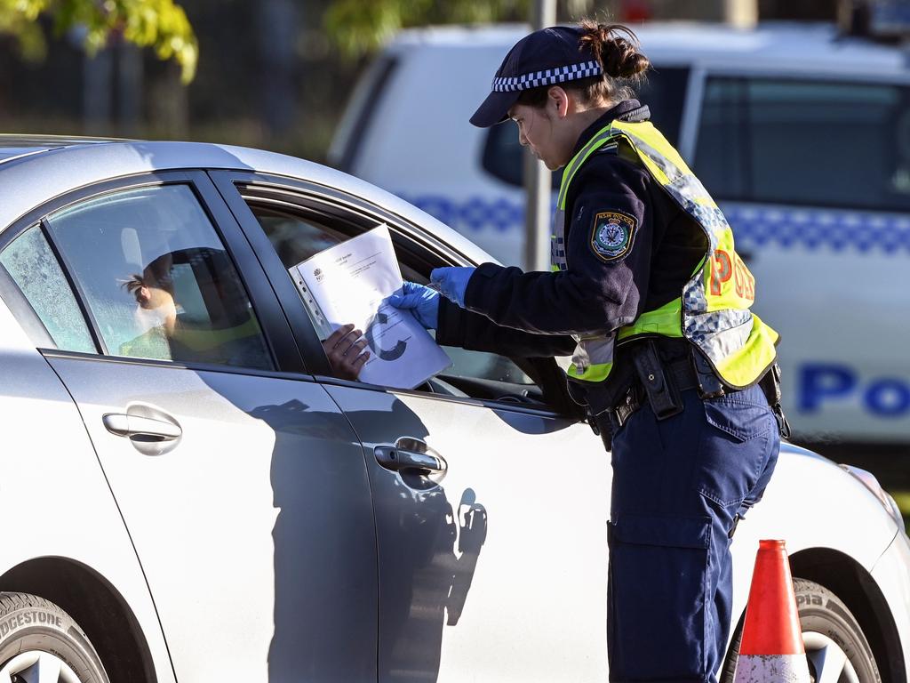 Police in Albury check cars after authorities closed the border due to an outbreak of COVID-19 coronavirus in Victoria. Picture: William West