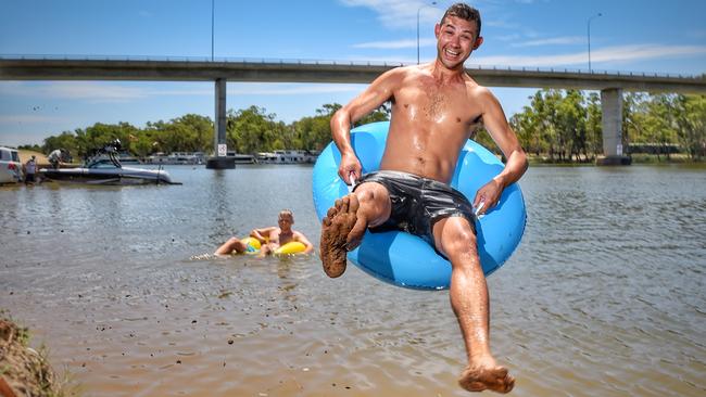 European backpacker Simon Bennett takes a dip in the Murray River during a warm Mildura summer. Picture: Tony Gough