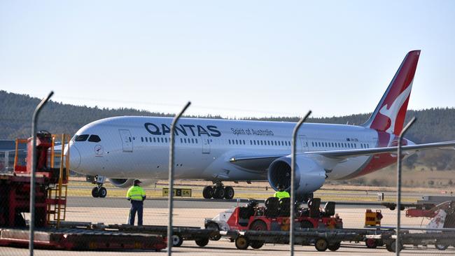 Canberra Airport chief Stephen Byron said the three-hour travel time between Canberra and Sydney would limit risks with the plan. (AAP Image/Mick Tsikas)