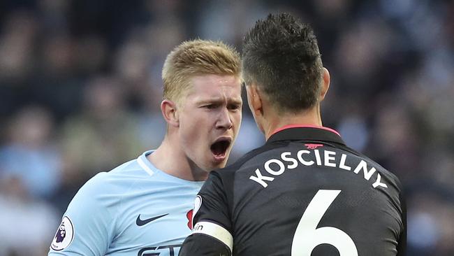 Manchester City's Kevin De Bruyne (L) has words with Arsenal's Laurent Koscielny.