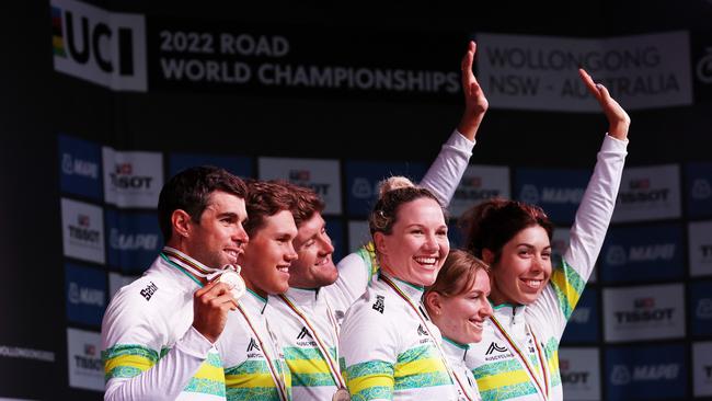 WOLLOGONG, AUSTRALIA - SEPTEMBER 21: A general view of bronze medalists Michael Matthews of Australia, Sarah Roy of Australia, Lucas Plapp of Australia, Alexandra Manly of Australia, Luke Durbridge of Australia and Georgia Baker of Australia, pose on the podium during the medal ceremony after the 95th UCI Road World Championships 2022 - Team Time Trial Mixed Relay / #Wollongong2022  / on September 21, 2022 in Wollongong, Australia. (Photo by Con Chronis/Getty Images)