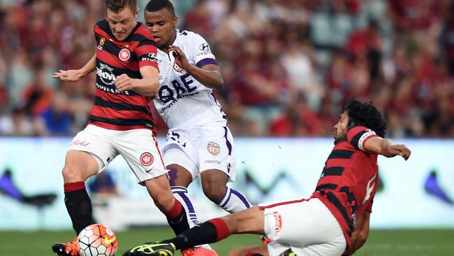 Scott Jamieson (left) and Nikolai Topor-Stanley of the Wanderers competes for the ball with Sidnei Sciola.