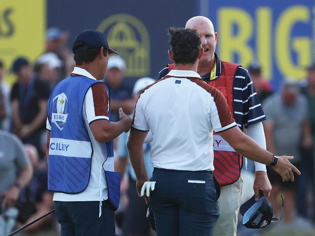 Rory McIlroy argues with Patrick Cantlay’s caddie Jo LaCava on the 18th green. Picture: Jamie Squire/Getty Images)