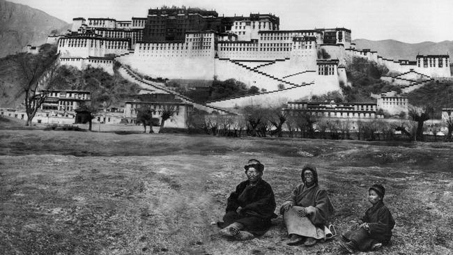 Lama Aphur Yongden (left) with Alexandra David Neel and an unidentified young pilgrim outside Lhasa in 1924.