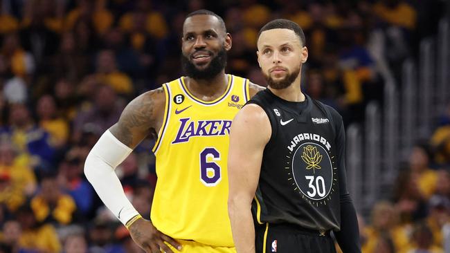 LeBron James stands next to Stephen Curry. Photo by EZRA SHAW / GETTY IMAGES NORTH AMERICA / Getty Images via AFP.