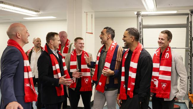 Goodes (centre) talks to former teammates at the ground. (Photo by Mark Evans/AFL Photos/via Getty Images)