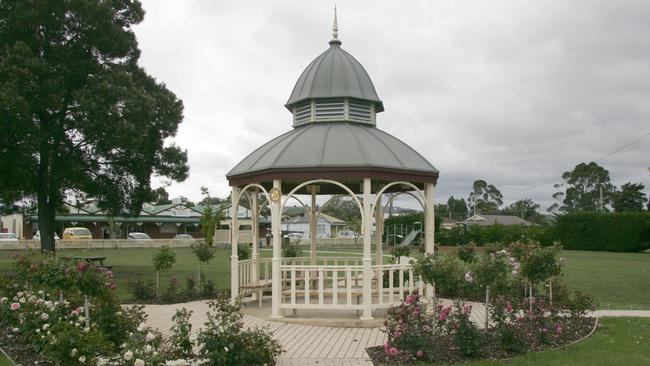 Rotunda in front of St (Saint) George's Church