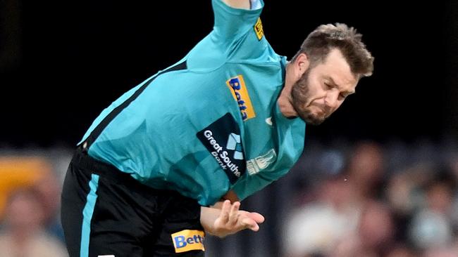 BRISBANE, AUSTRALIA - DECEMBER 19: Mark Steketee of the Heat bowls during the Men's Big Bash League match between the Brisbane Heat and the Sydney Thunder at The Gabba, on December 19, 2021, in Brisbane, Australia. (Photo by Bradley Kanaris/Getty Images)