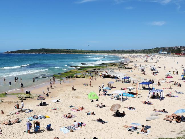 SUNDAY TELEGRAPH - Pictured are people enjoying the hot weather at Maroubra Beach today. Picture: Tim Hunter.