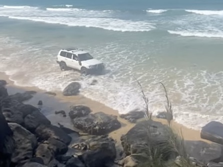 A four-wheel-drive races against the incoming tide at Mudlo Rocks, Rainbow Beach on Monday, October 7. Photo: Rock Report Rainbow Beach