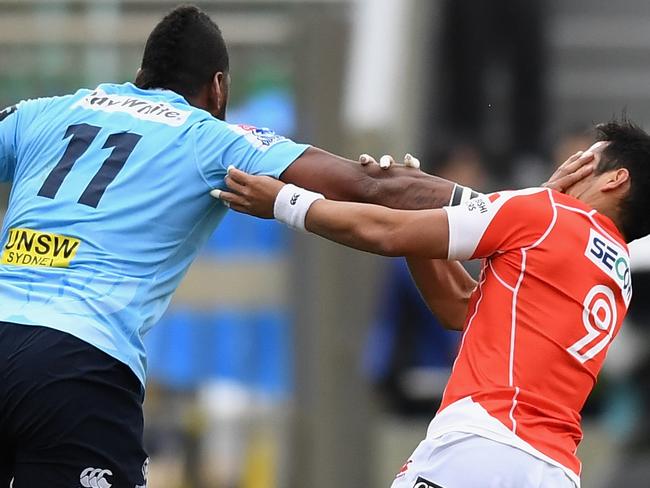 TOKYO, JAPAN - APRIL 07:  Taqele Naiyaravoro of the Waratahs fends off Yutaka Nagare of the Sunwolves during the Super Rugby match between Sunwolves and Waratahs at Prince Chichibu Memorial Ground on April 7, 2018 in Tokyo, Japan.  (Photo by Takashi Aoyama/Getty Images)