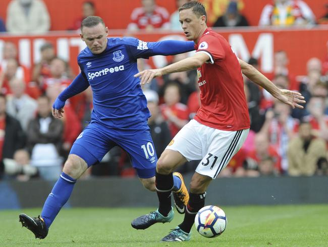 Manchester United's Nemanja Matic (R) battles with Everton's Wayne Rooney.