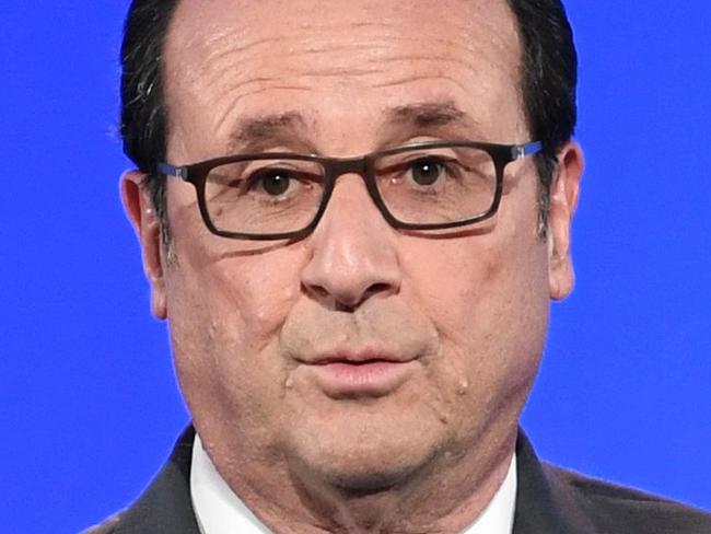 French President Francois Hollande delivers a speech to the French community during the high-level segment of the COP22 Climate Change Conference in Marrakech on November 15, 2016. / AFP PHOTO / STEPHANE DE SAKUTIN