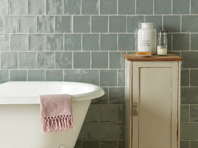 The coloured tile wall, created by The Winchester Tile Company, adds to the bathroom’s features.
