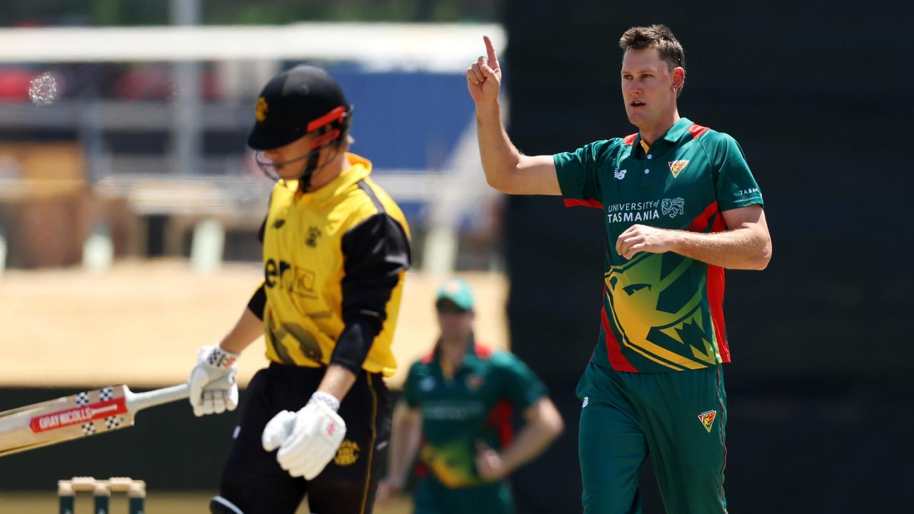 Aussie champs lose 8 wickets for 1 run