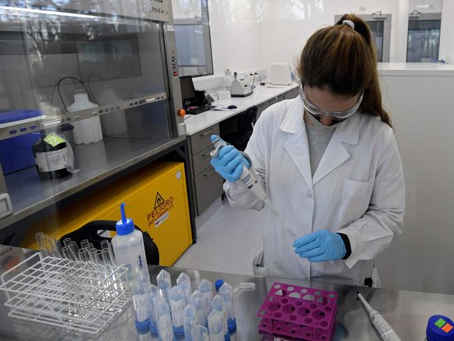 (FILES) In this file photo taken on August 14, 2020 a scientist works at the mAbxience biosimilar monoclonal antibody laboratory plant in Garin, Buenos Aires province, where an experimental vaccine against COVID-19 developed by the University of Oxford and the AstraZeneca laboratory will be produced for Latin America. - A volunteer participating in clinical trials of the Covid-19 vaccine developed by Oxford University has died in Brazil, officials announced on October 21, 2020, though media reports said he had received a placebo, not the test vaccine. (Photo by JUAN MABROMATA / AFP)