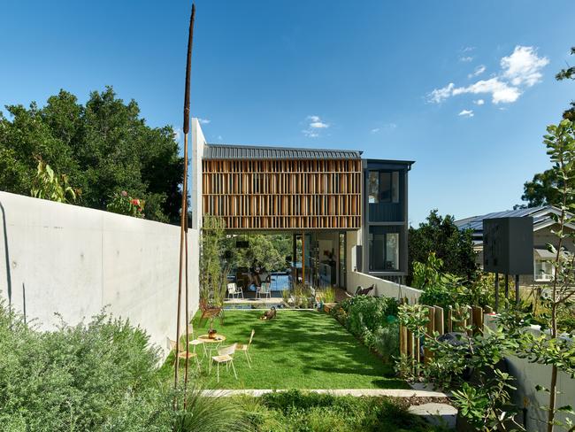 Riverbank House, by Wilson Architects, received The Robin Dods Award for the Highgate Hill project at the Australian Institute of Architects’ Queensland Architecture Awards. Photographer: Alex Chomicz