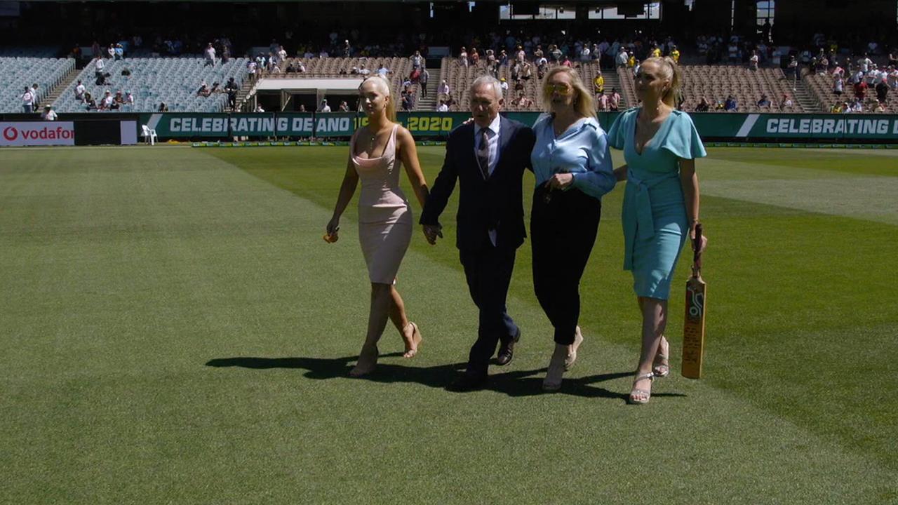 Allan Border and Dean Jones' family walked the late great's baggy green and a cherished bat out to the middle of the MCG.