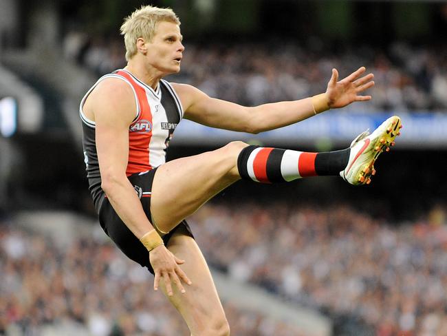 Nick Riewoldt kicks for goal in the 2009 Grand Final.